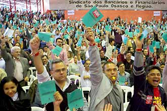 Em So Paulo, trabalhadores votam a favor da greve