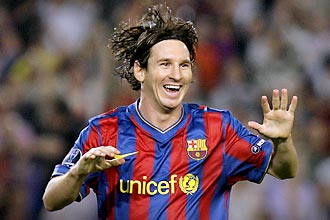 Barcelona's Argentinian forward Lionel Messi celebrates after scoring during the UEFA Champions League football match between Barcelona and Dynamo Kiev at the Camp Nou stadium in Barcelona on September 29, 2009. AFP PHOTO/JOSEP LAGO.