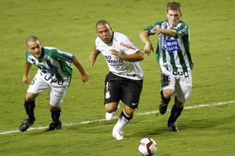 Ronaldo passa por dois marcadores no Pacaembu