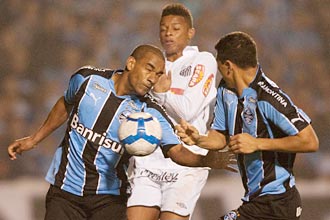 Rodrigo ( esq.) tenta marcar o santista Andr na partida do dia 12 de maio