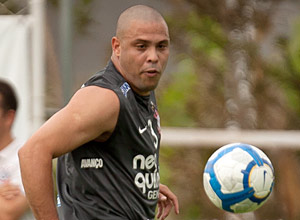 Ronaldo durante treino no CT do Corinthians, na zona leste da capital paulista; ele  um dos personagens da dcada