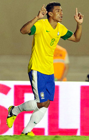 O jogador Paulinho comemora gol da seleção