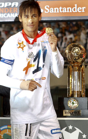 Neymar exibe medalha da Recopa Sul-Americana