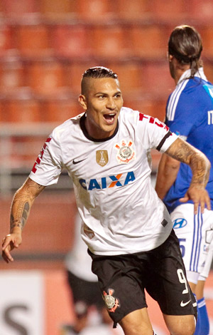 Guerrero comemora após marcar o primeiro gol