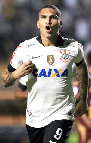 Guerrero marca o segundo gol do Corinthians
