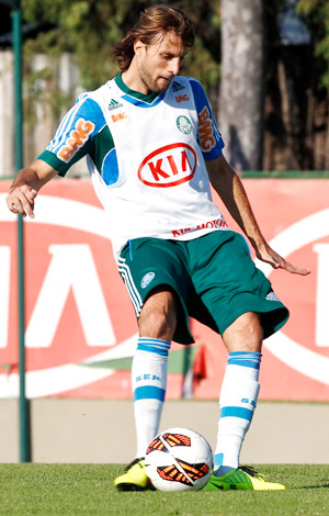 O zagueiro Henrique é a segurança do Palmeiras