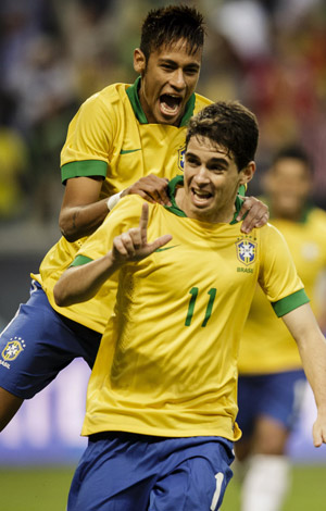 Oscar corre para comemora o primeiro gol do Brasil