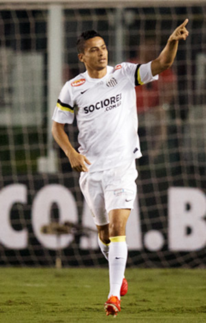Cícero comemora o seu gol na vitória do Santos