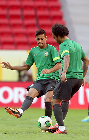 Neymar e Marcelo no último treino antes da estreia