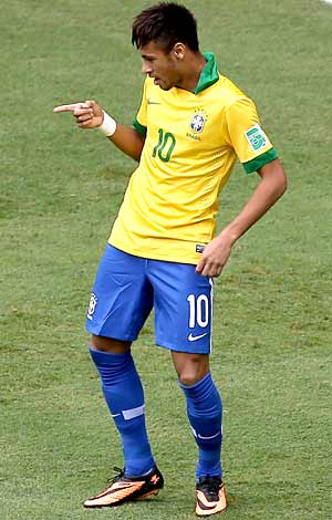 Neymar acaba com jejum de gols e comemora