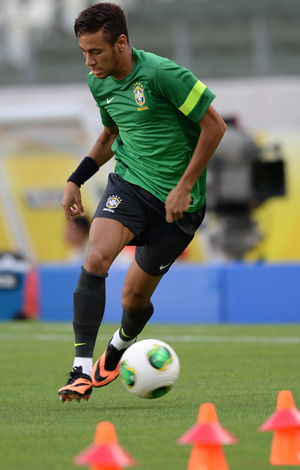 Neymar arranca com a bola em treino da seleção