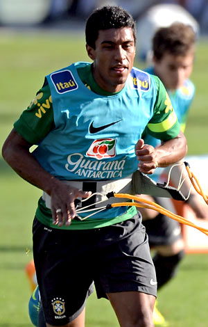 Paulinho participa do treino da seleção brasileira