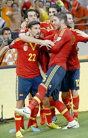 Jogadores da Espanha comemoram a vaga na final