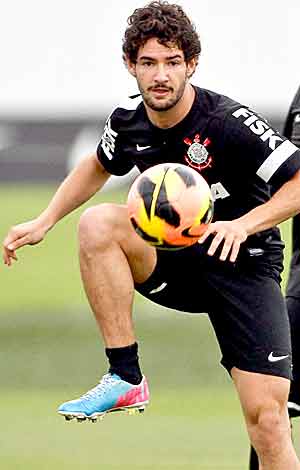 Pato entra de novo como titular do Corinthians