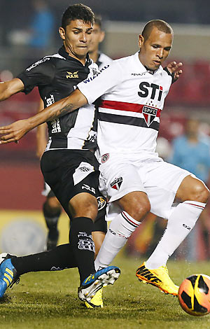 Luis Fabiano protege a bola na vitória tricolor