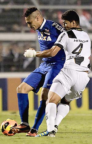Paolo Guerrero disputa bola durante a derrota
