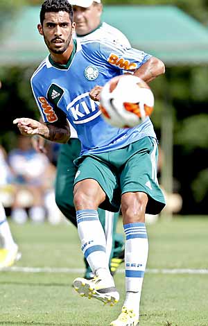 Vilson chuta a bola em treinamento do Palmeiras