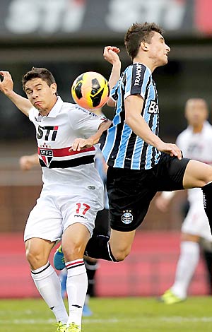 Jogador do Tricolor e do Grêmio disputam bola em partida vencida pelo time gaúcho