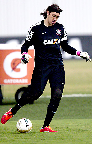 Cássio chuta a bola em treinamento do Corinthians