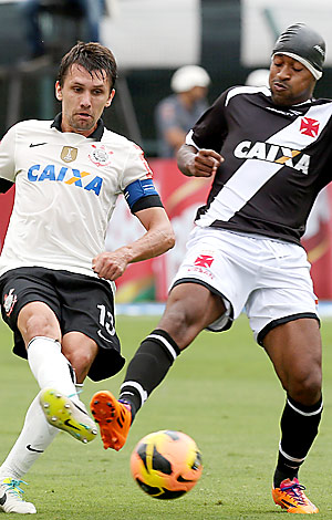 Jogadores do Timão e do Vasco disputam a bola em partida que terminou sem gols