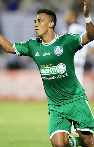 Juninho comemora o primeiro gol do Palmeiras
