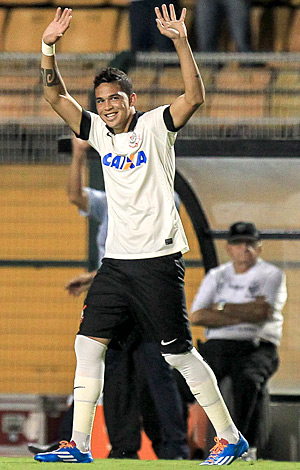 Luciano comemora após marcar pelo Corinthians