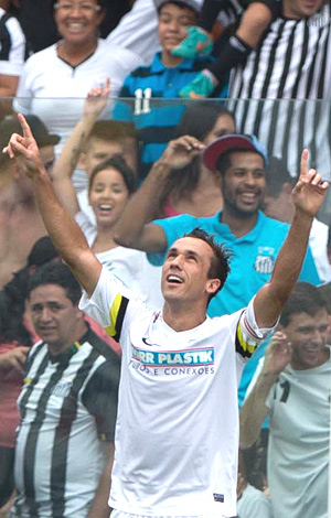 O atacante Thiago Ribeiro comemora seu gol, o segunda da vitória do Peixe contra o Palmeiras