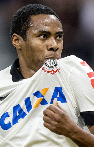 Elias comemora o primeiro gol do Corinthians