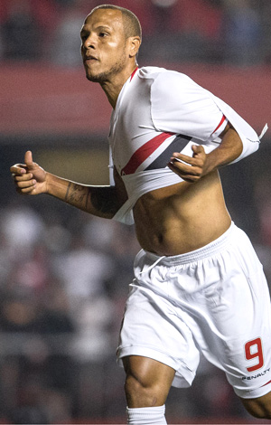 Luis Fabiano corre para comemorar durante a vitória