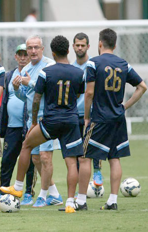 O técnico Dorival Junior conversa com o elenco palmeirense no Allianz Parque, na Barra Funda