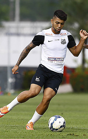 O atacante Gabriel em treino na Vila Belmiro; jogador é alvo de interesse de clubes europeus