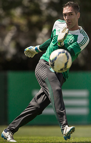 O goleiro Fernando Prass durante treino realizado na Academia de Fiutebo, zona oeste da capital