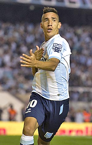 Centurión comemora gol no Campeonato Argentino