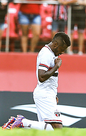Michel Bastos comemora seu segundo gol na partida contra o Audax pelo Campeonato Paulista