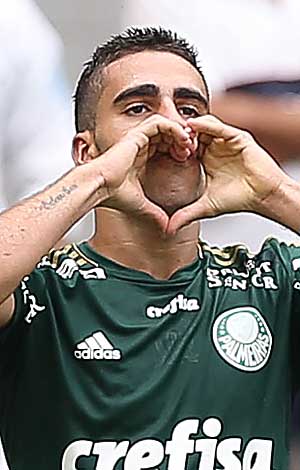 O jogador Gabriel, do Palmeiras, comemora seu gol contra a equipe do XV de Piracicaba, no Paulistão