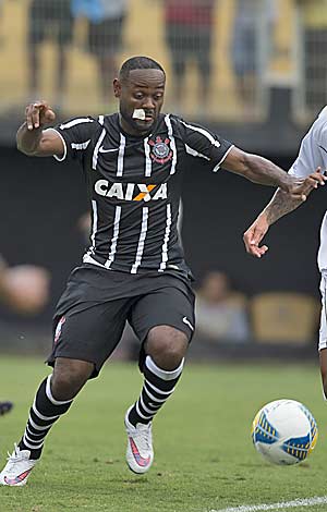 Vagner Love começou jogando e marcou o gol que deu a vitória ao Corinthians contra o Bragantino