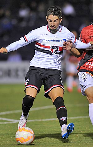 Alexandre Pato protege a bola durante confronto