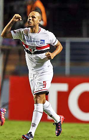 Luis Fabiano comemora o primeiro gol do Tricolor