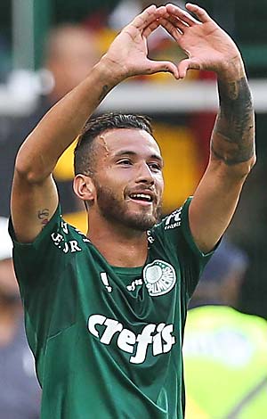 Atacante Leandro Pereira comemora o seu gol