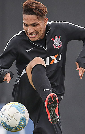 Guerrero domina a bola em treino do Corinthians
