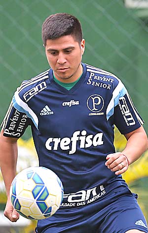 Cristaldo domina a bola em treino do Palmeiras