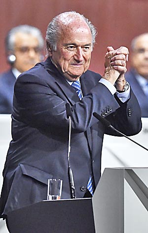 O suíço Joseph Blatter comemora após ser reeleito