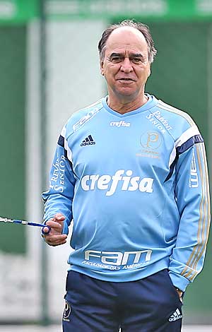 O técnico Marcelo Oliveira dirige seu primeiro treino