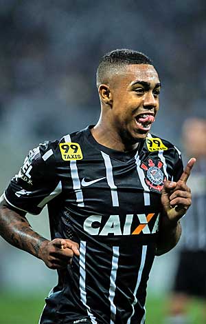 Atacante Malcom comemora gol que deu ao Timão vitória sobre o Atlético-MG na Arena Corinthians
