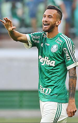 Leandro Pereira comemora gol marcado no clássico