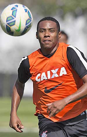 Elias corre atrás da bola em treino do Corinthians