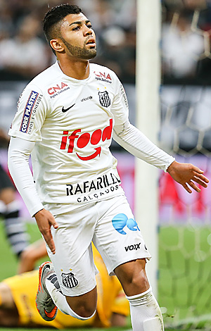 Gabriel comemora seu gol na vitória do Santos