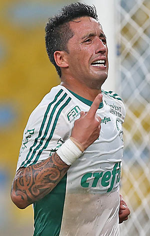 Lucas Barrios fez três gols na vitória do Verdão