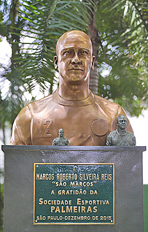 Busto homenageia carreira do ex-goleiro Marcos