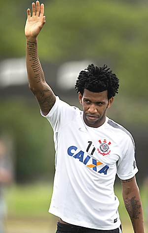 O zagueiro Gil participa de treino do Corinthians